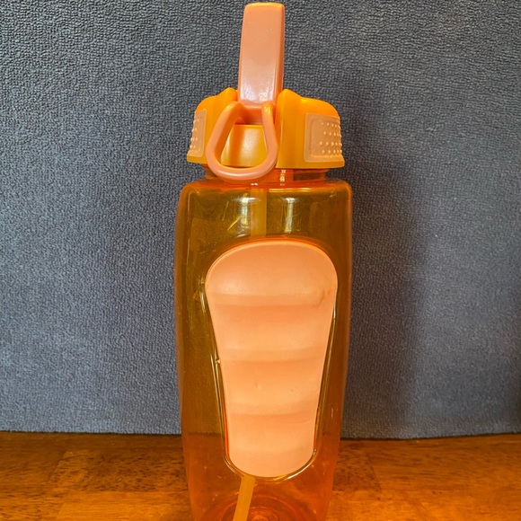 Six various water bottles - Picture 2 of 12